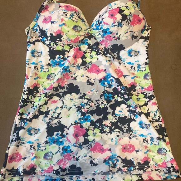 Excellent Condition 3 Tankini Tops. 1 M, 2 S, all fit the same. - Picture 3 of 5